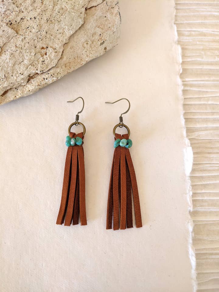 Braune Lederohrringe mit Fransen und echtem Türkis für den Großhandel von Desert Bloom Adornment