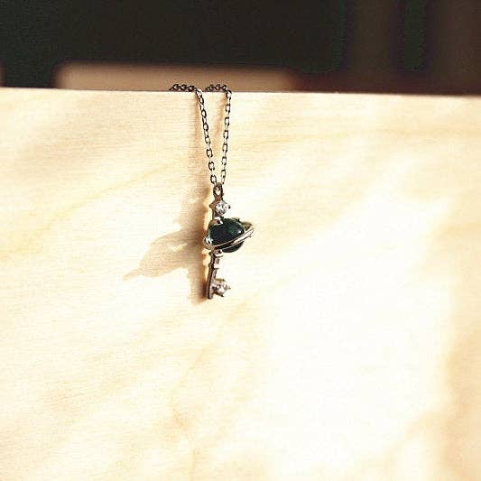 Ninaouity - Venta al por mayor Collares con colgantes/abalorios - Collar con dije en forma de llave con diseño de planeta Urano azul0