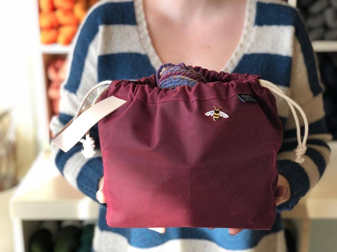 Wildship Studio - Venta al por mayor Botón/prendedor - Pin esmaltado de abeja para caridad7