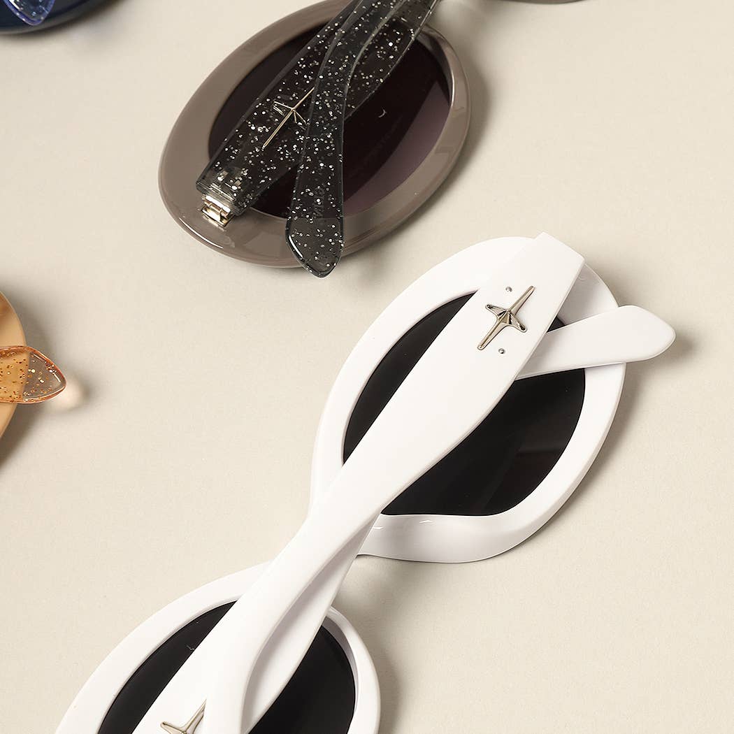 12 CORES SORTIDAS Óculos de sol Oval Glitter da moda para mulher para venda a revendedores na Faire4