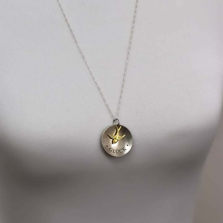 MadamLili - Vendita all'ingrosso Collana con ciondolo/pendaglio - Collana incisa con rondine dorata portafortuna - Sterli 925