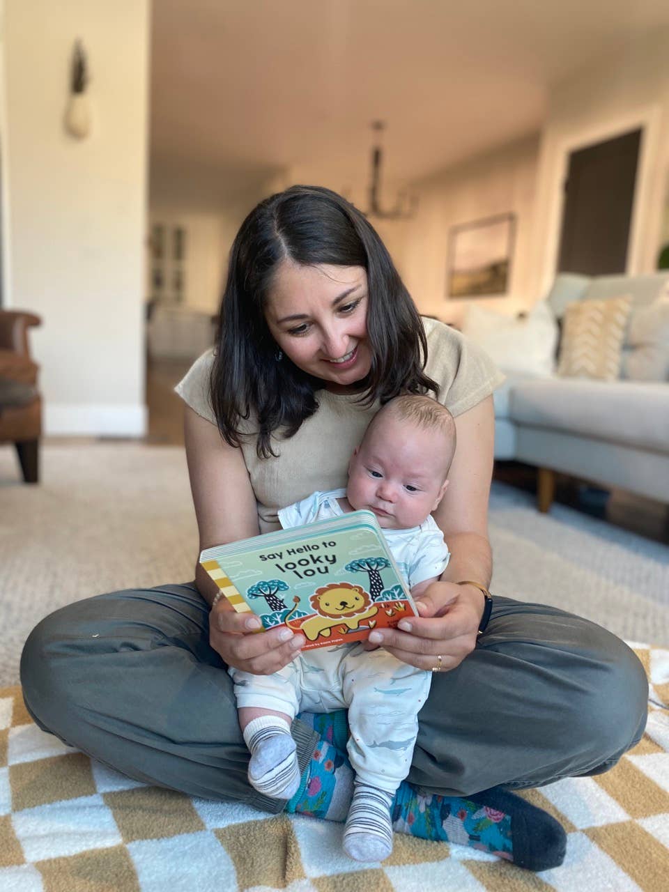 The Looky Lou - Wholesale Baby & Toddler Book (0-2) - Hello Lou Book3