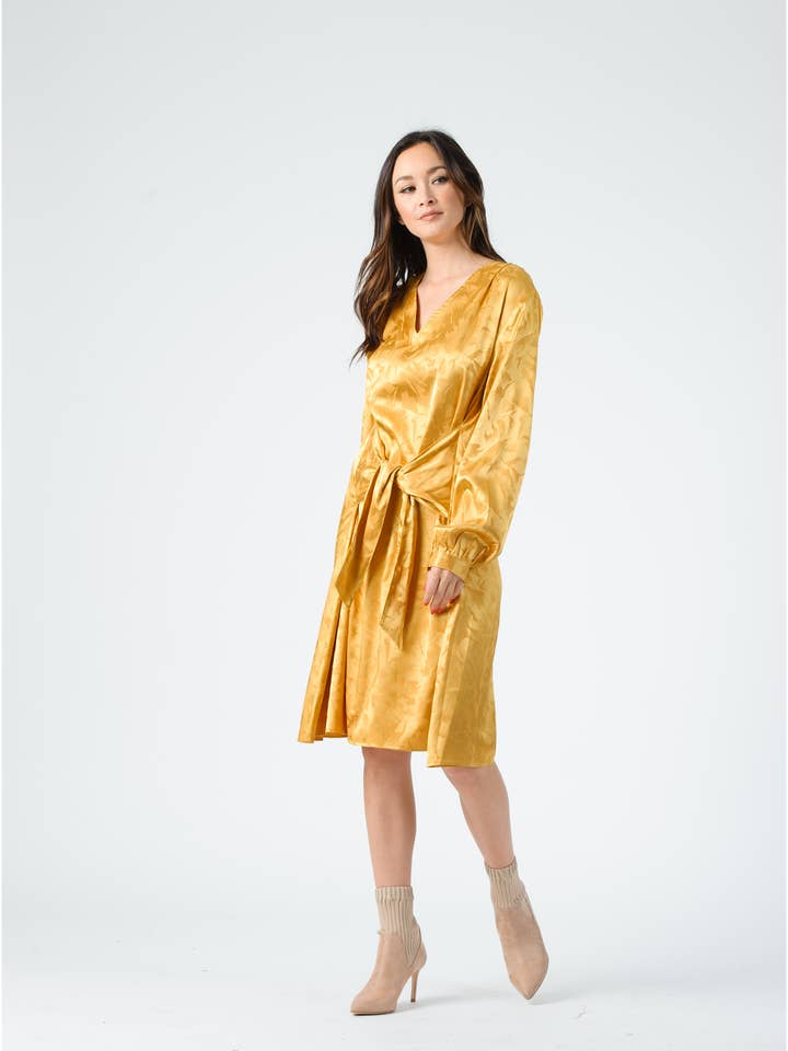 Vestido dorado brillante de satén RENE con lazo en la parte delantera para vacaciones de otoño para venta al por mayor de Lucca Couture
