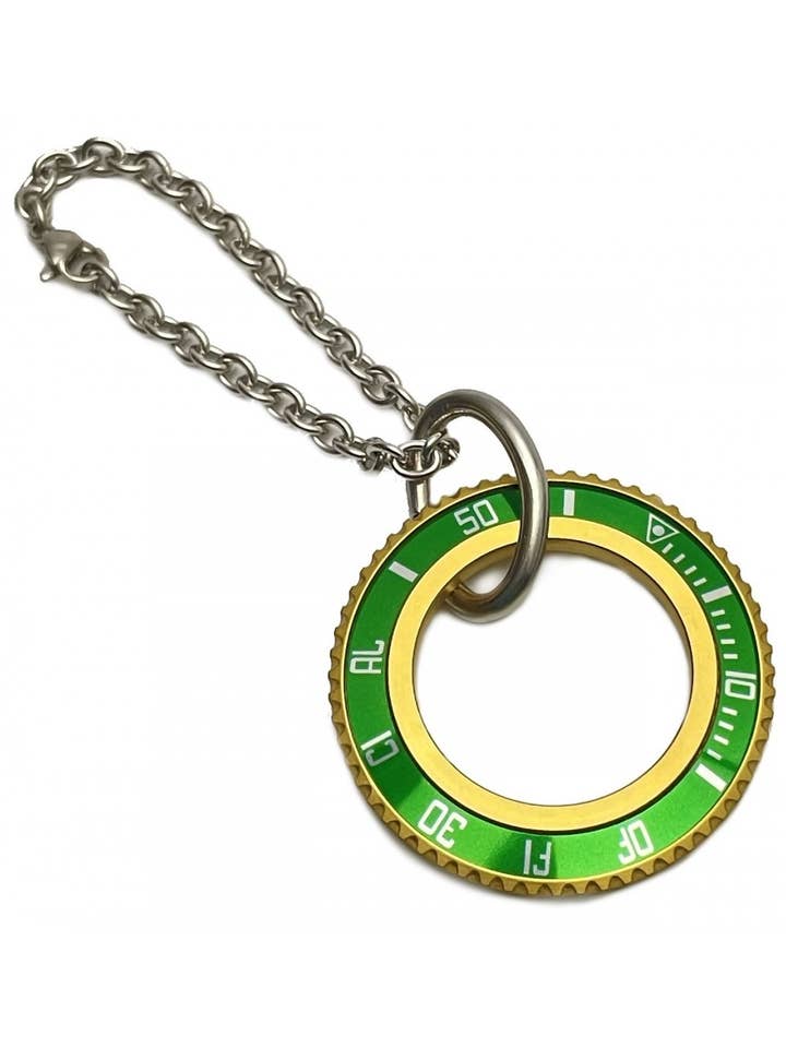 SNELHEIDSMETER OFFICIËLE PVD GOUDEN SLEUTELHANGER KLEUR GROEN voor wholesale door Speedometer Official