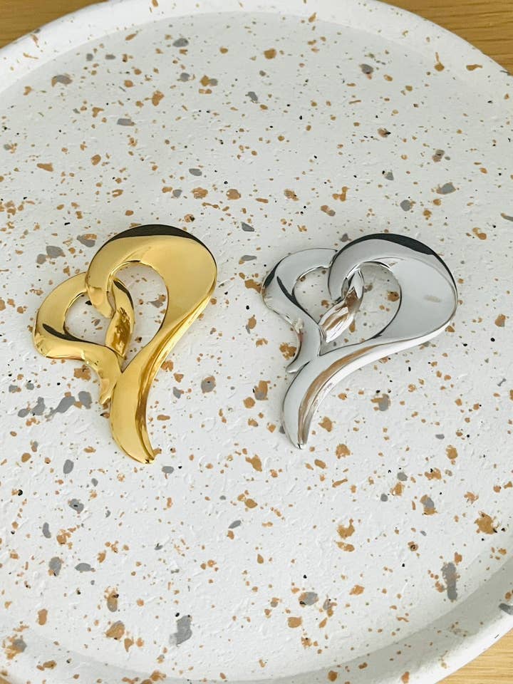 Spilla Grande Cuore asimmetrica in acciaio inossidabile per la vendita all'ingrosso da parte di Innaya