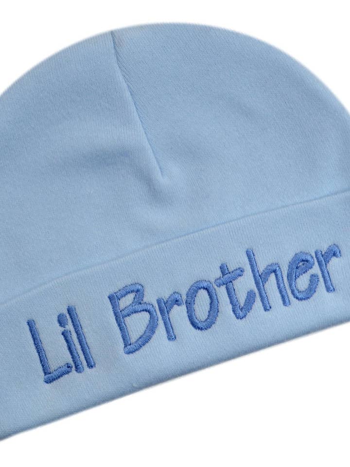 Lil Brother Broderet Lyseblå Baby Boy Hat - 4 farver! for engroshandel hos Funny Girl Designs