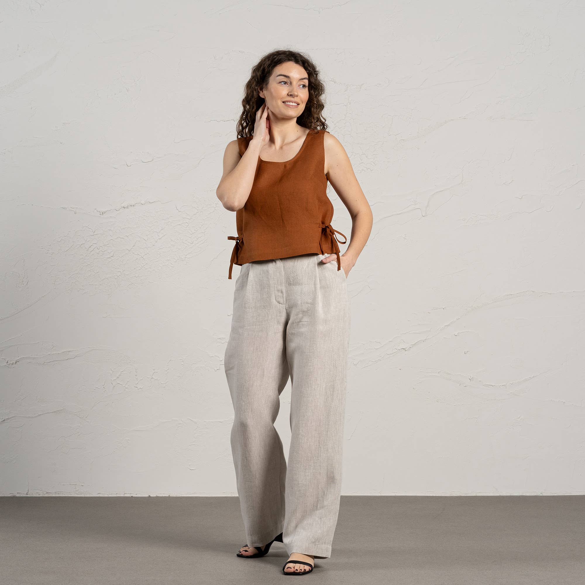 menique – wholesale Blus - Dam – Linne Crop Top med Sidoband Audrey - Vit Sommarlinne1