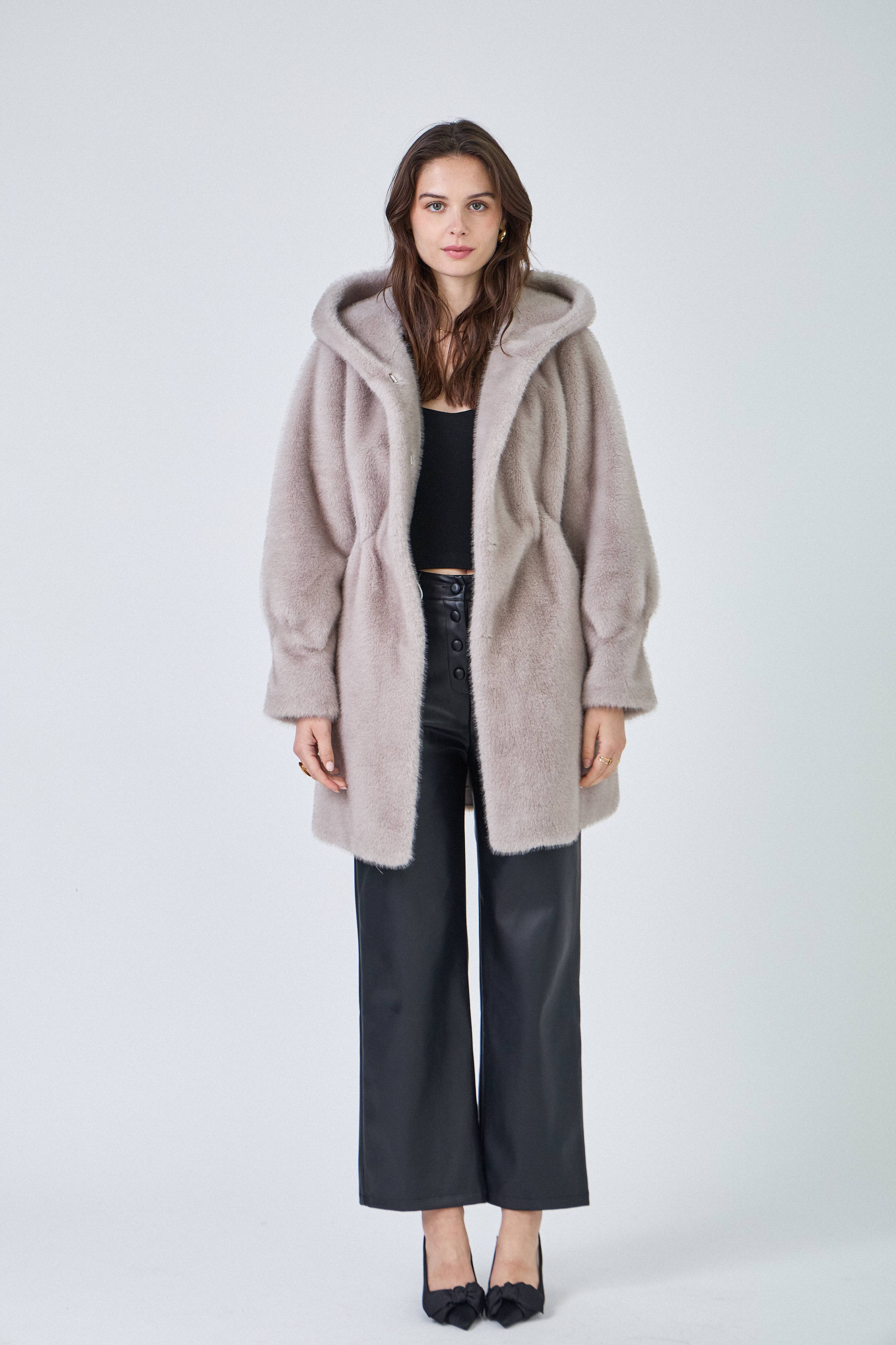 Giovanni Paris – wholesale Päls/fuskpäls - Dam – Lisa's kappa i midjelång fuskpäls med huva och dragsko i midjan11