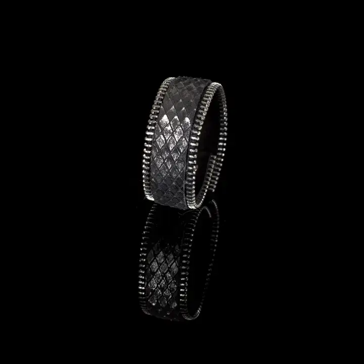 The Dark - Wholesale Manchet-armband - Zwart & Zilverkleurige Textuur Leren Manchette Armband met Rits4