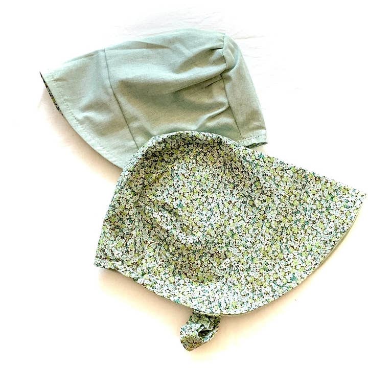 Bonnet en Roses Émeraude pour la vente par Urban Baby Bonnets