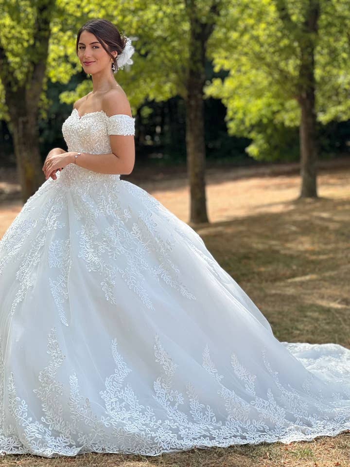 Invitadissimas - Wholesale Gown - Women's - Wedding dress with train T4568