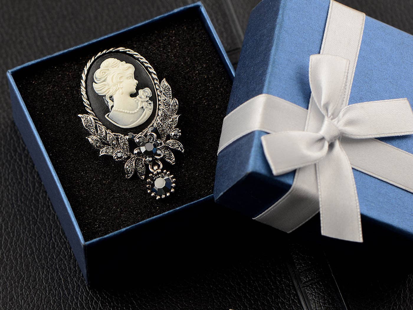 AK Brand - Wholesale Brooch - Vintage Victorian Cameo Brooch Maiden Flower Ribbon Bow21