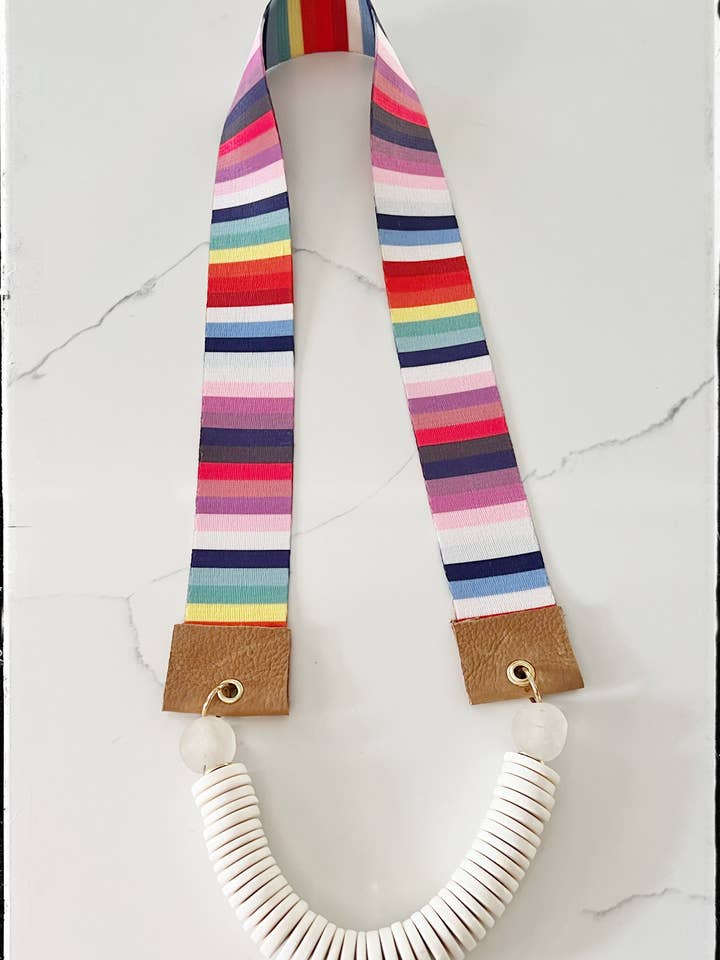 Collier en tissu à rayures arc-en-ciel - Noix de coco et perles de verre pour la vente par GentrybyJenna