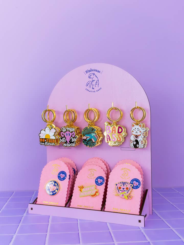 Trædisplay til pins og nøgleringe - Display til butik for engroshandel hos MALICIEUSE