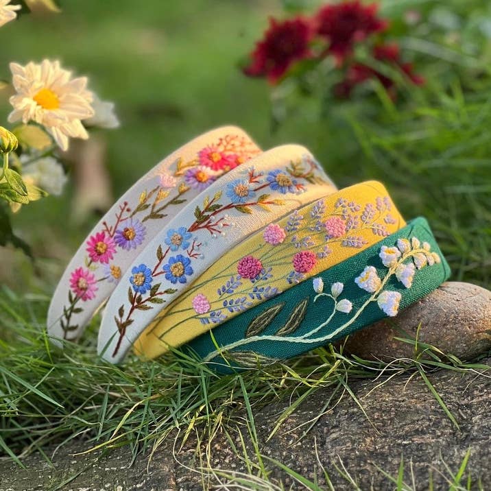 Diadema Bordada Floral de Verano, Colección Ariella✅ para venta al por mayor de Quince Fables