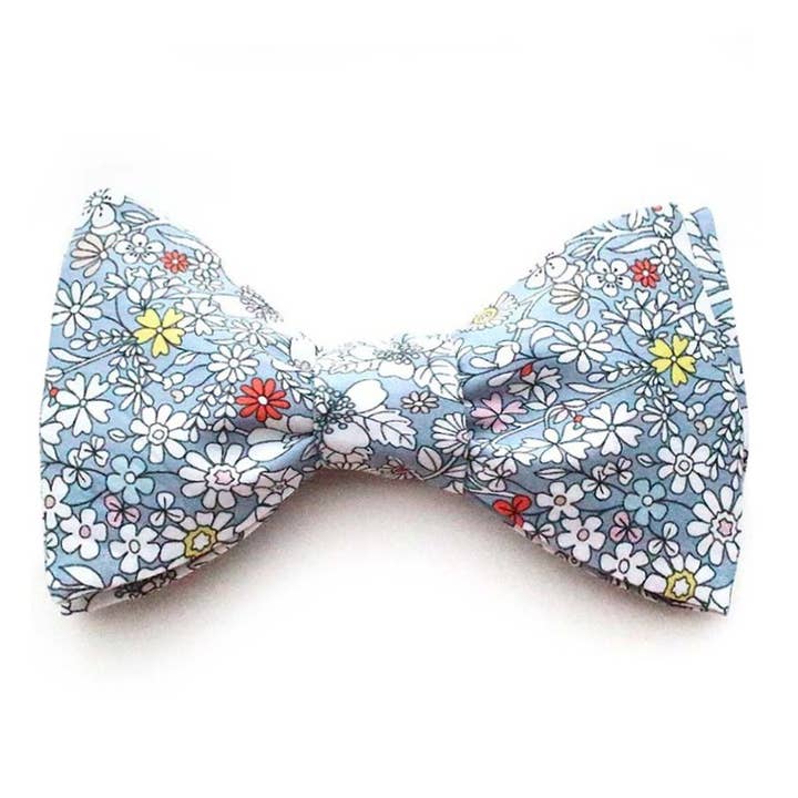 Liberty June's Meadow F grijze vlinderdas met bloemen voor wholesale door Le Coq en Pap'