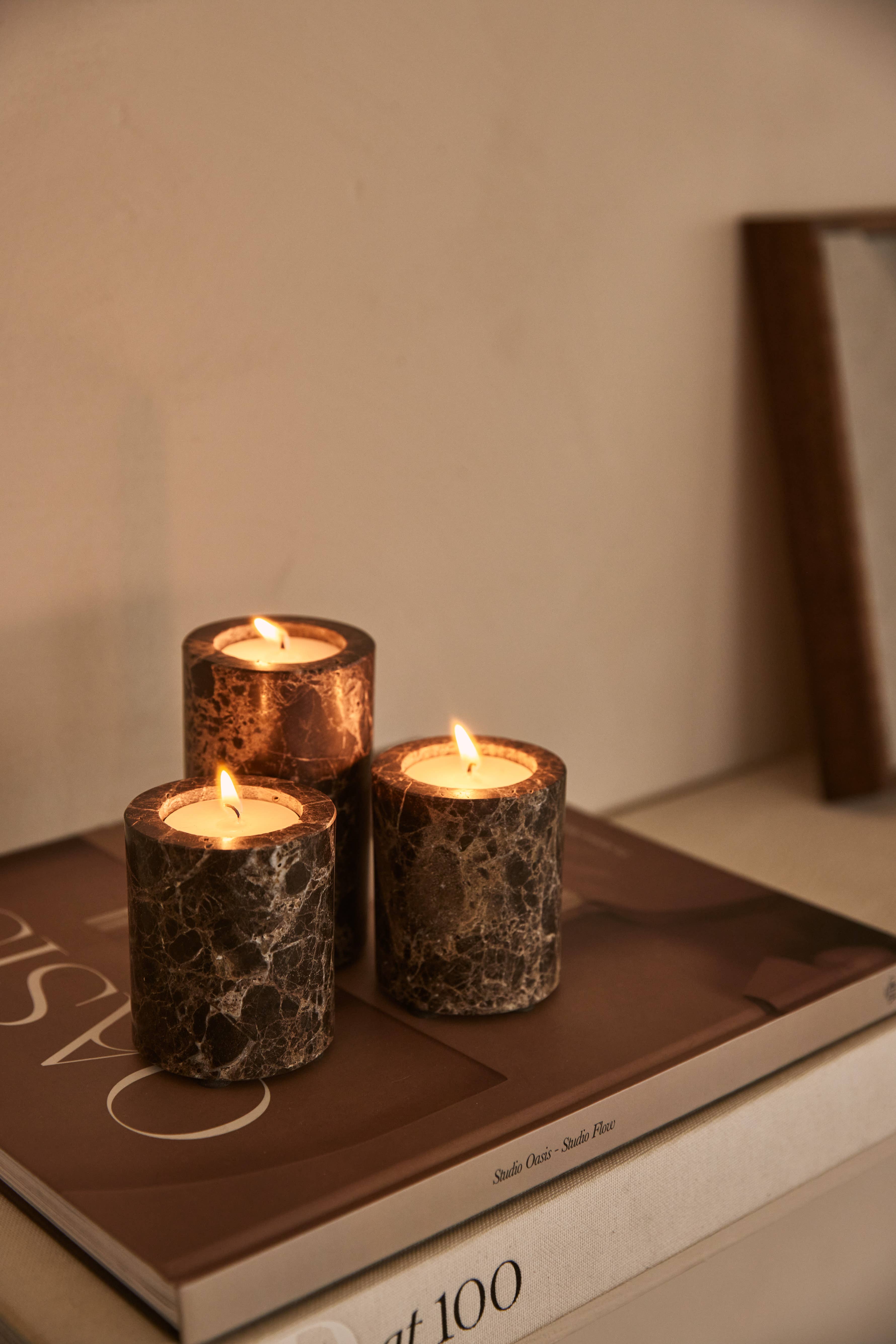 MOOISA B.V. - Venta al por mayor Candelabros - Portavelas de mármol L Ø6x10 cm marrón1