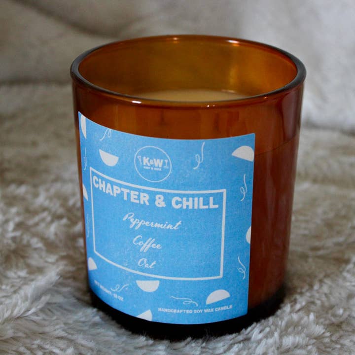 Chapter & Chill, bougie en verre de 12 oz pour la vente par Knit & Wick