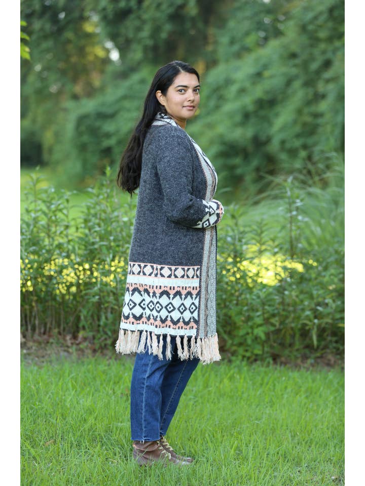 Sacred Threads – Großhandel Strickjacke – Damen – Rustikaler Charme Strick Boho Cardigan mit Quaste1