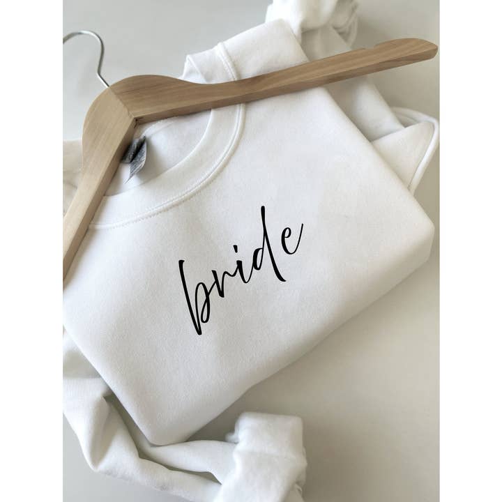 Sweat-shirt de mariée en script élégant | Sweat-shirt blanc pour la mariée pour la vente par KBlessCo