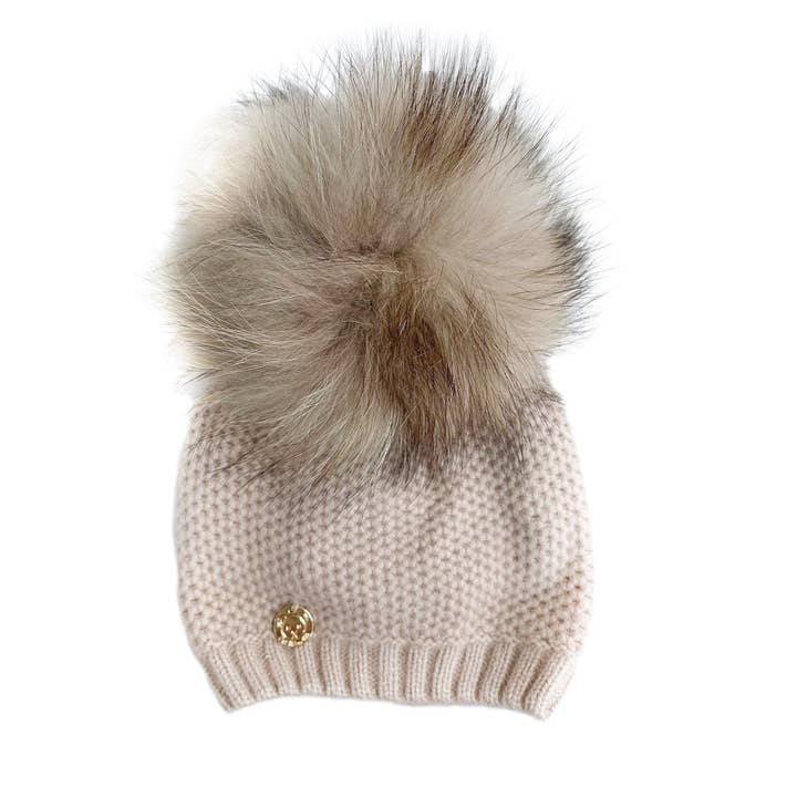Bonnet en cachemire alvéolé beige avec pompon beige pour la vente par Petite Maison Kids