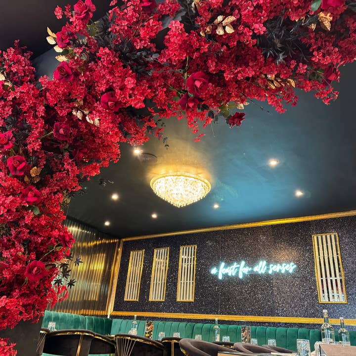IVY CRUZ - Wholesale Artificial Flowers - Red blossom flower garland