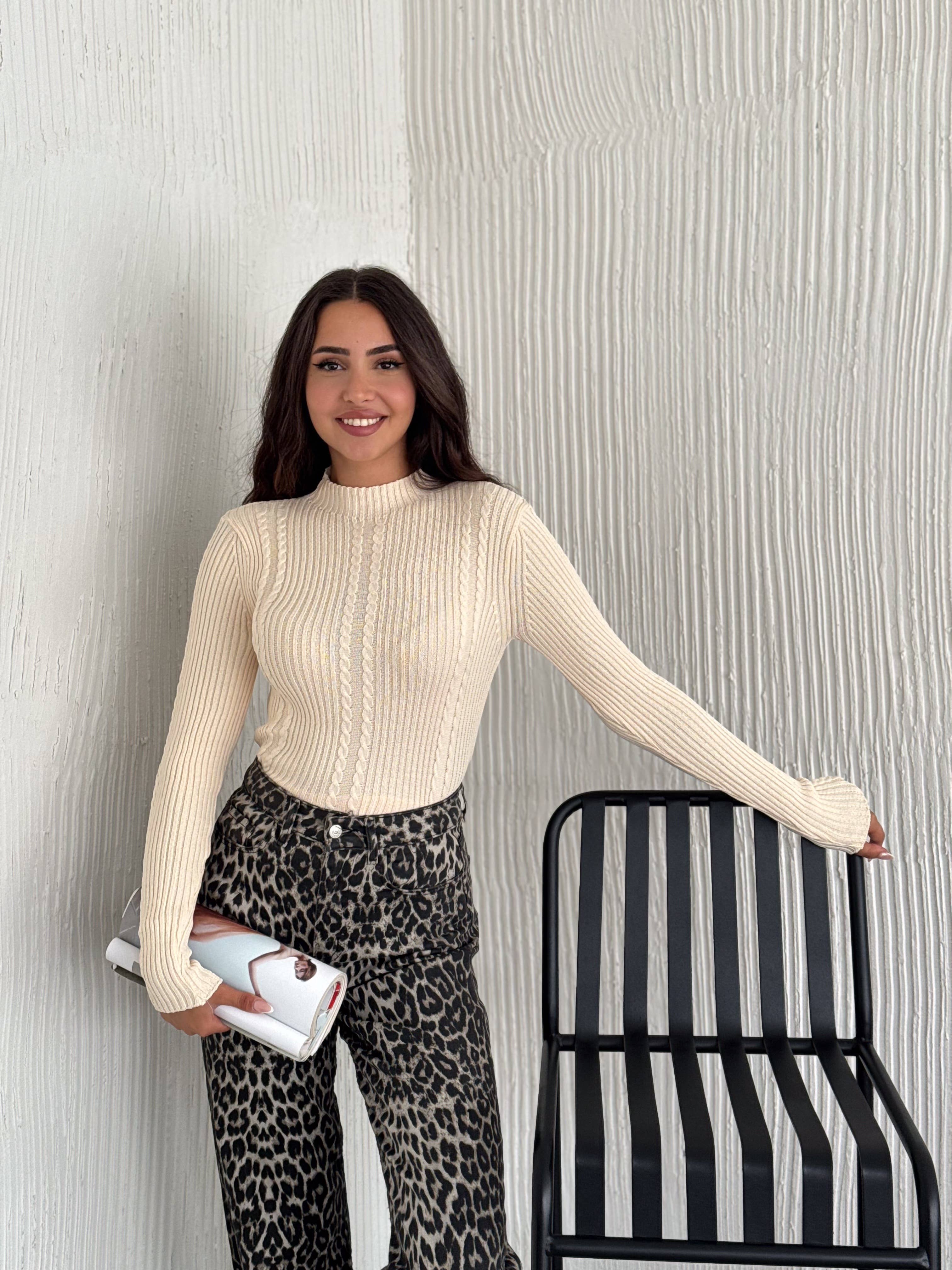 VAV NEW YORK – Großhandel Strickoberteil – Damen – Strickoberteil mit Stehkragen für Damen mit Zopfmuster16