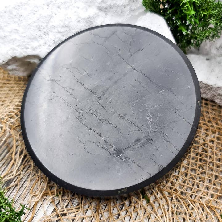 Polerad shungitdisk, 5 cm diameter för wholesale av Schungit-Welt