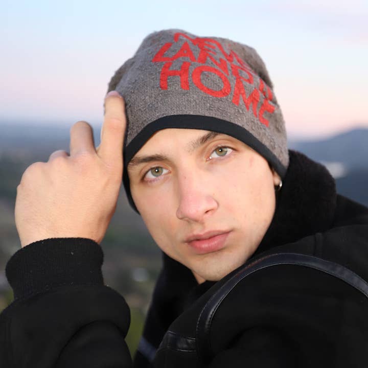 213H Never Land Is Home Cappelli beanie, Berretti doppio tessuto per la vendita all'ingrosso da parte di Purple Sardine