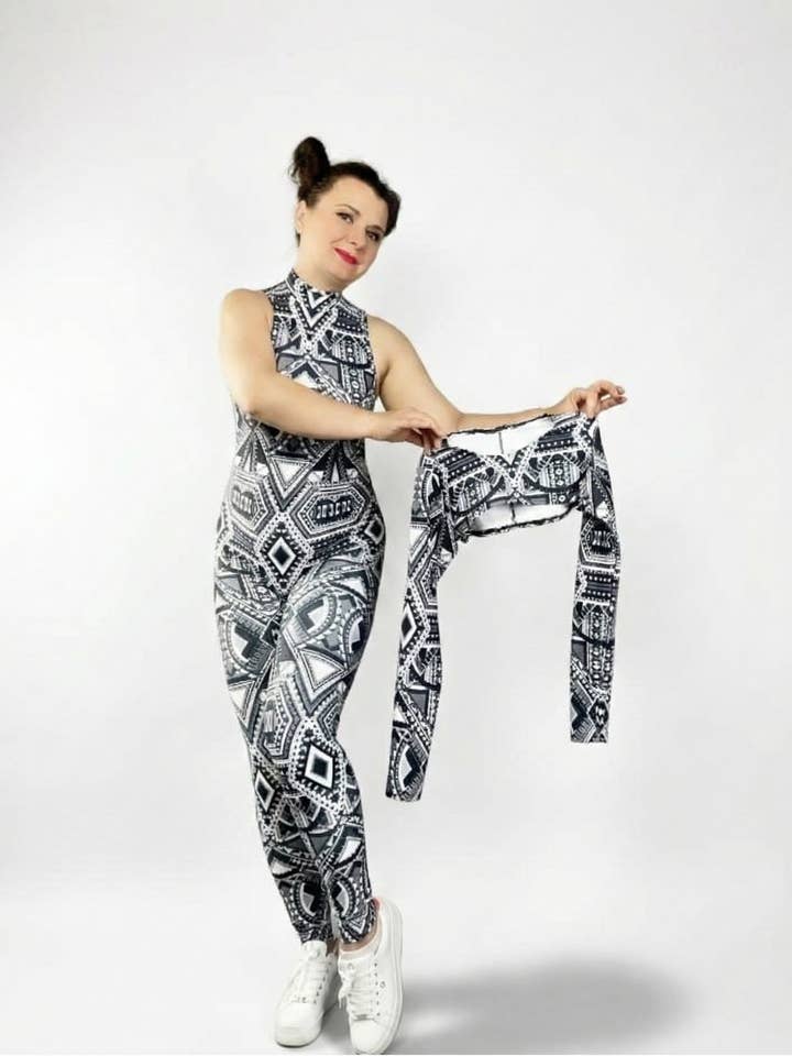 Catsuit géométrique, col halter, imprimé tribal réactif aux UV pour la vente par Kikimora Fashion