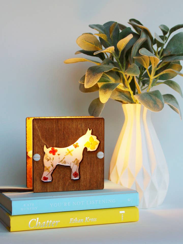 Schnauzer lampe, Schnauzer gaver, skrivebordslamper, Schnauzer Lover for engroshandel hos Night in Light