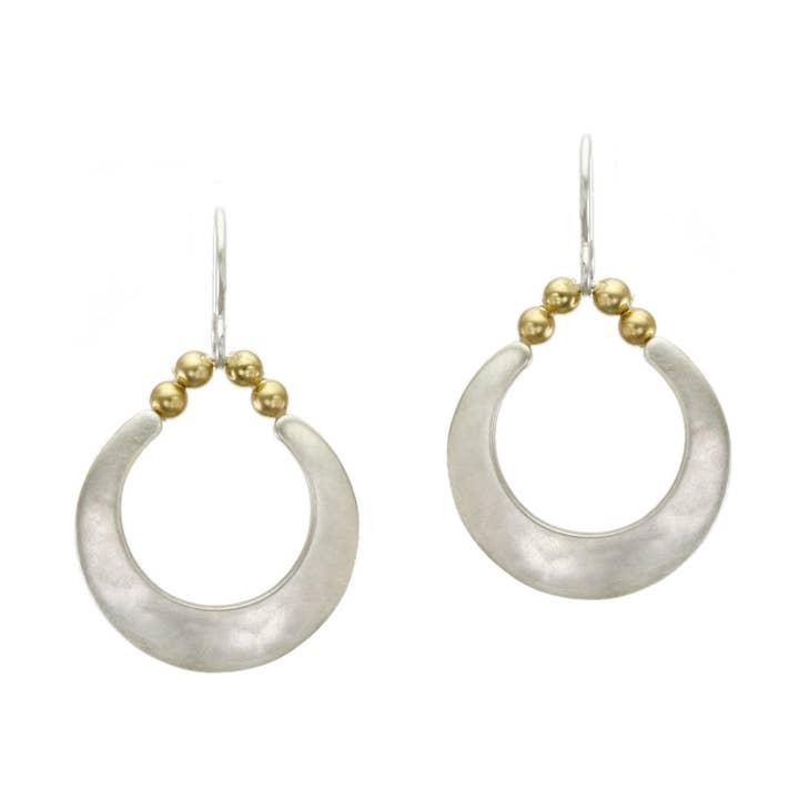Halvmåne med pärlor Wire Örhänge för wholesale av Marjorie Baer