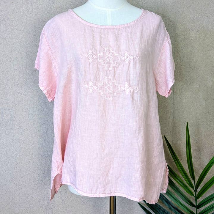 Korte mouw linnen top met ambachtelijk borduurwerk en zijsplitten (M) voor wholesale door Tempest Designs