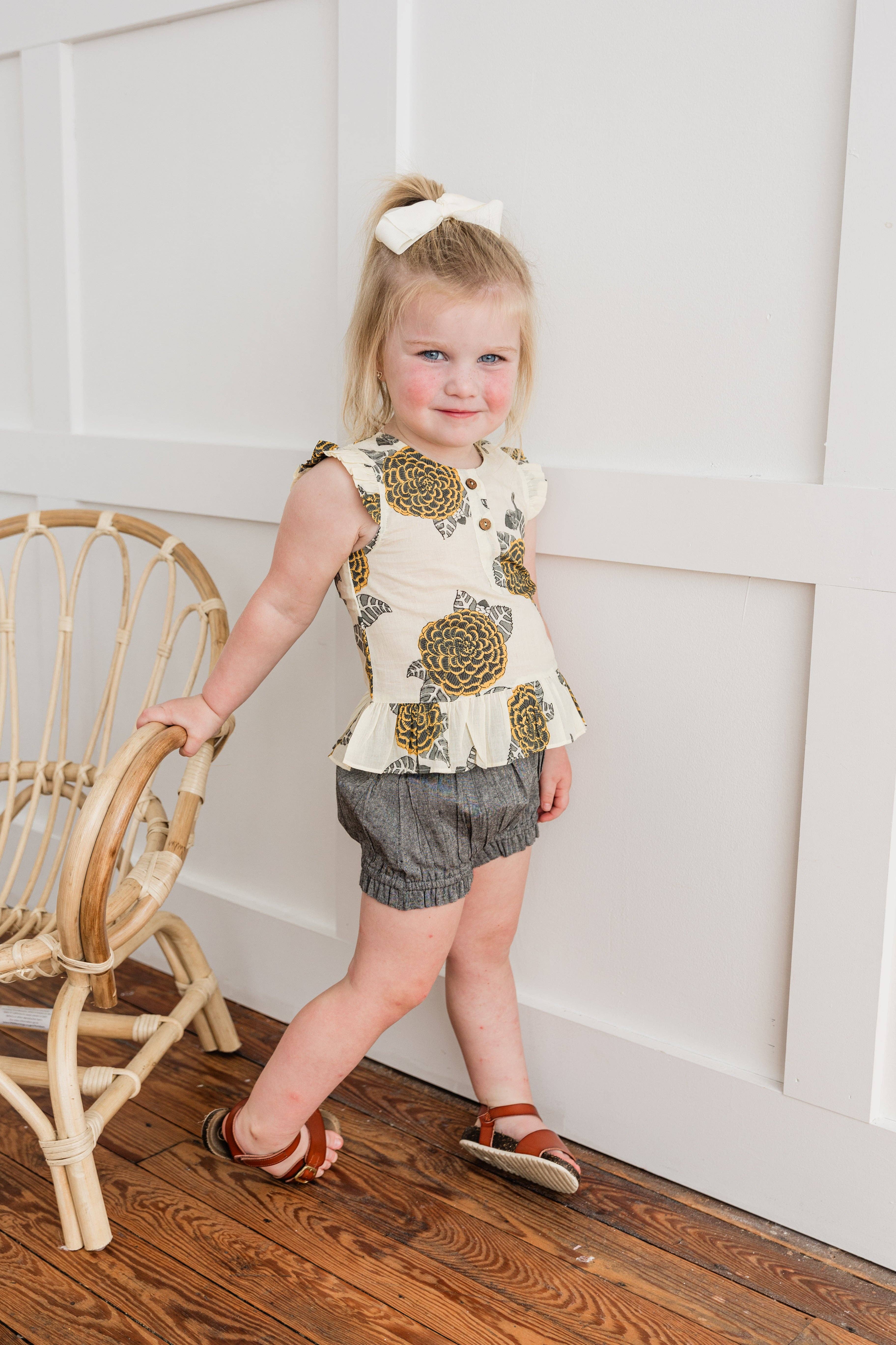 Yo Baby - Vente Ensemble haut et short – bébé - Ensemble haut à manches à volants imprimé floral moutarde et gris & short en chambray noir1