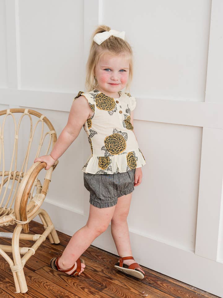 Yo Baby - Vente Ensemble haut et short – bébé - Ensemble haut à manches à volants imprimé floral moutarde et gris & short en chambray noir1