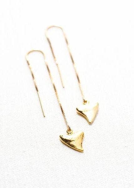 Ke Aloha Jewelry - Wholesale Hangende/ronde oorbellen - Petite Gold Shark Tooth Threader Oorbellen - Mano Petite1