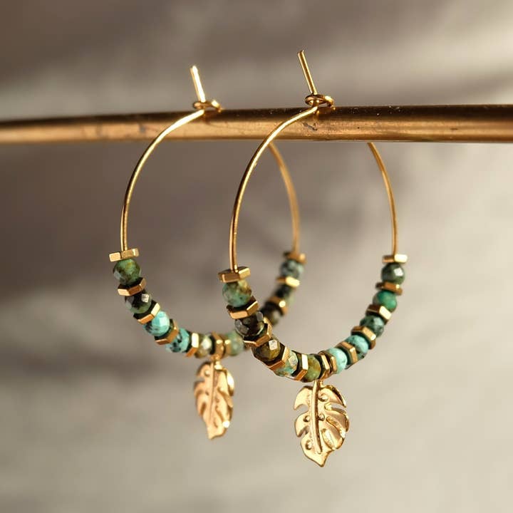 Créoles en perles Monstera Leaf pour la vente par Augusta Jewellery