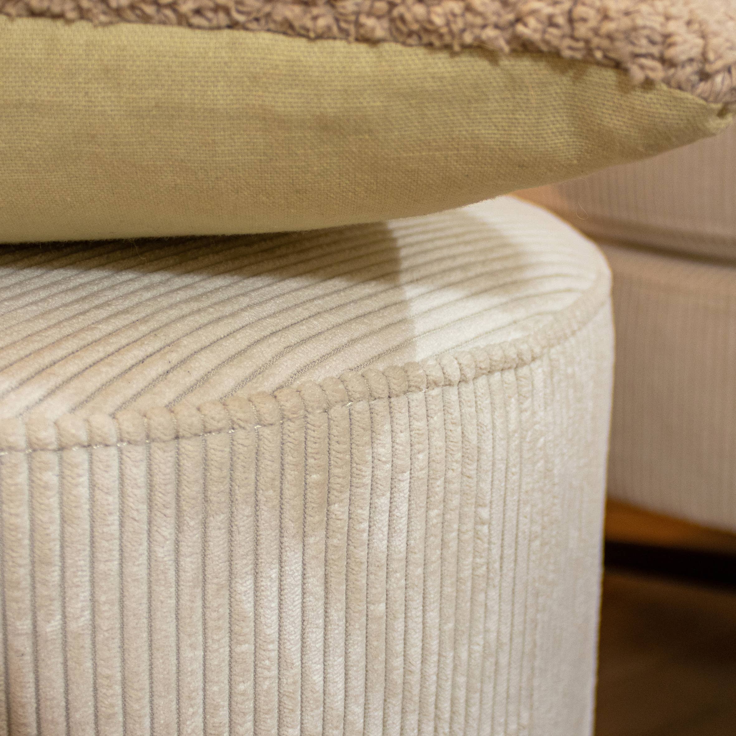 Now's Home - Vente Pouf - POUF PIVOTANT EN VELOURS COTELÉ ÉCRU 40X40XHT39CM CASPER3