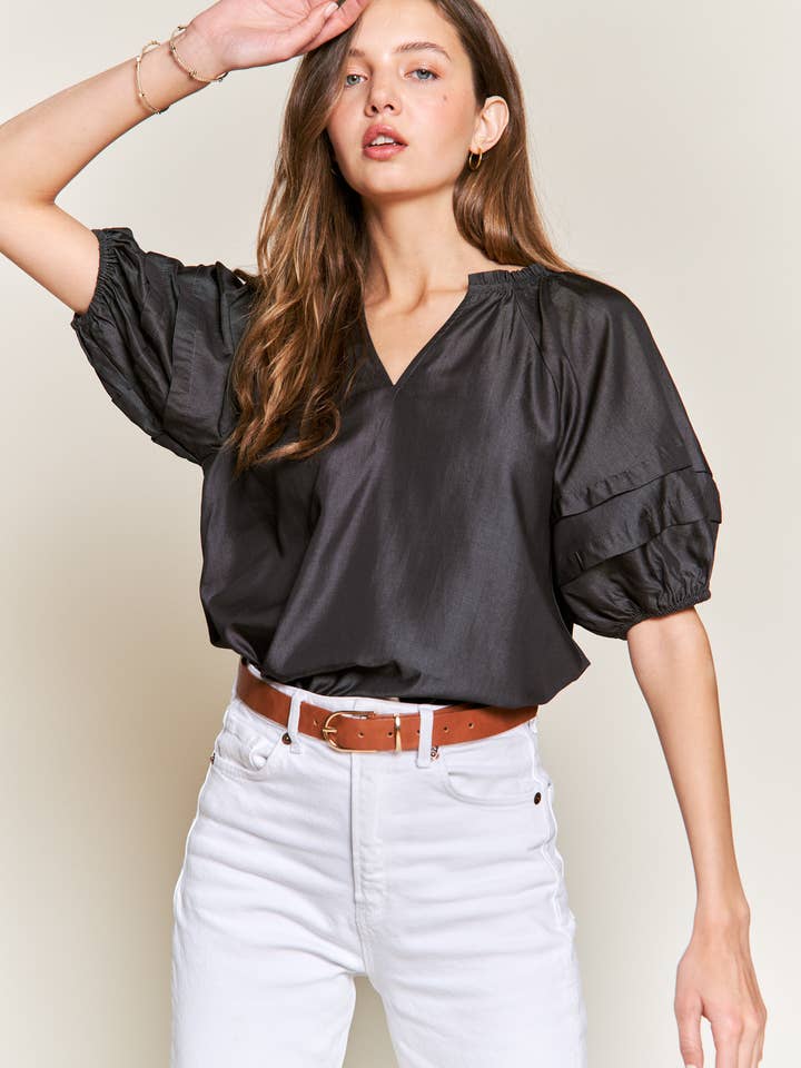 Top a maniche corte con scollo a V P00283plus per la vendita all'ingrosso da parte di Petal Dew