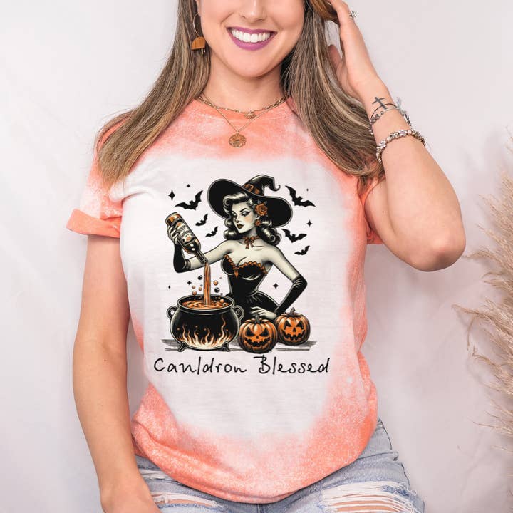 T-shirt d'Halloween blanchi et béni par le chaudron pour la vente par Hello Gorgeous Apparel