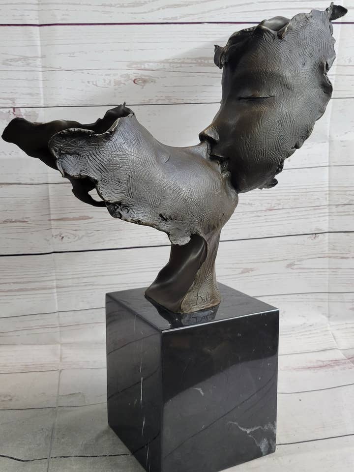 Elskere Romanic Kissing Faces Abstrakt surrealistisk bronzeskulpturstatue Salvador Dali på marmorbase for engroshandel hos Bronzhaus