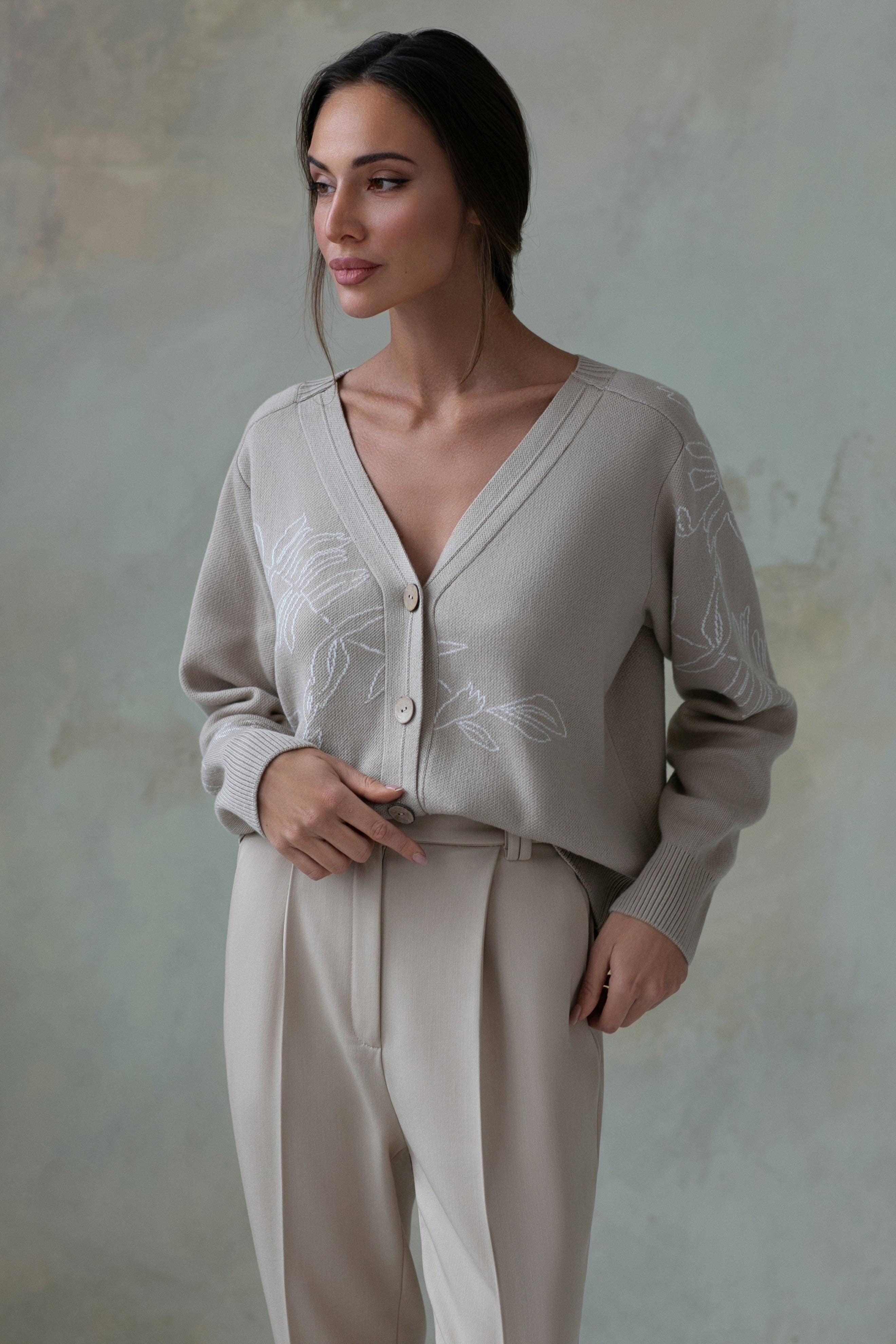 Nenya Fashion Limited - Wholesale Cardigan - Women's - V-Neck Relaxed Cardigan Leaf1