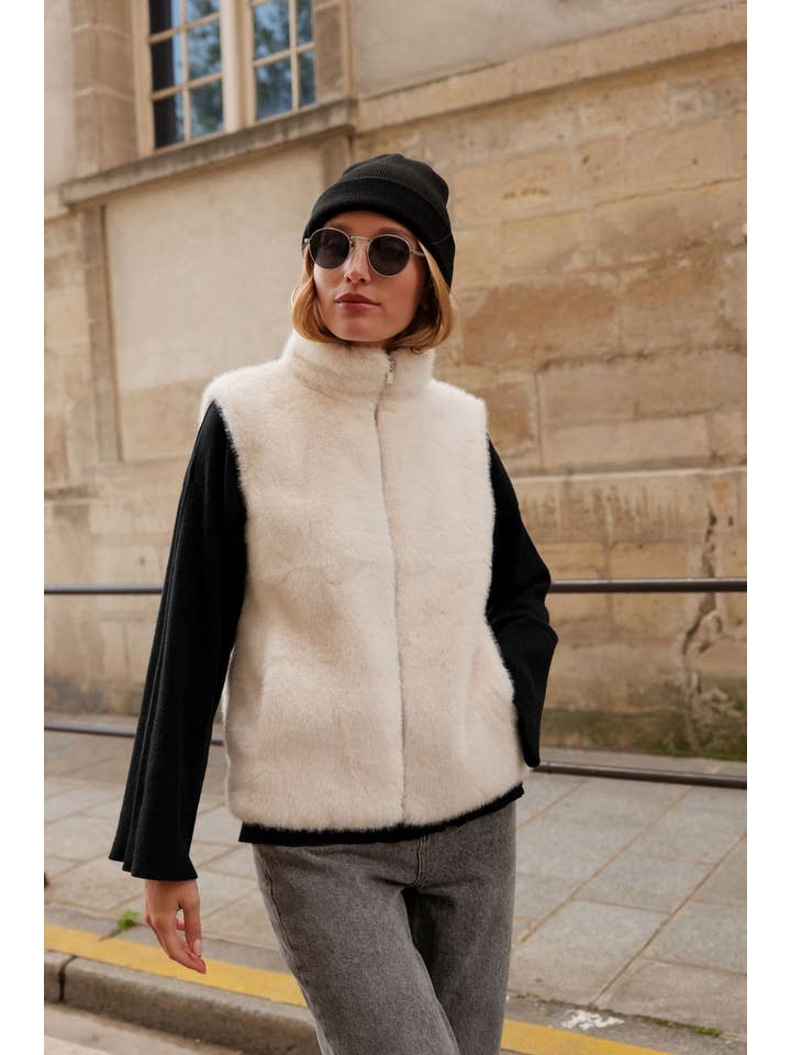 Attrait Paris - Wholesale Outerwear Vest - Women's - Ultra-soft faux fur sleeveless vest4