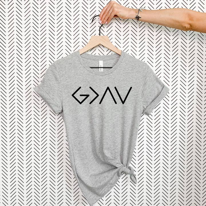 T-shirt God is Greater Gray à encre noire pour la vente par Simply Tees