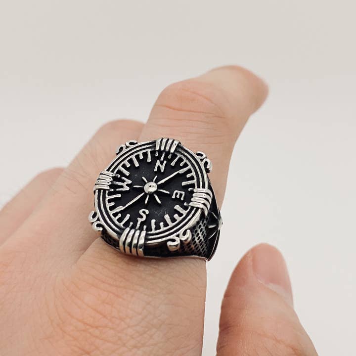 Mio Queena – Großhandel Cocktail-/Statement-Ring – Herren-Ringe aus Edelstahl im Retro-Stil im Kompass-Stil