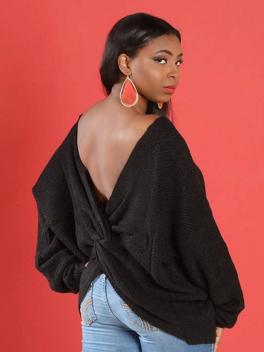 Maglione nero con scollo profondo sul retro per la vendita all'ingrosso da parte di Nina Cheyenne Apparel