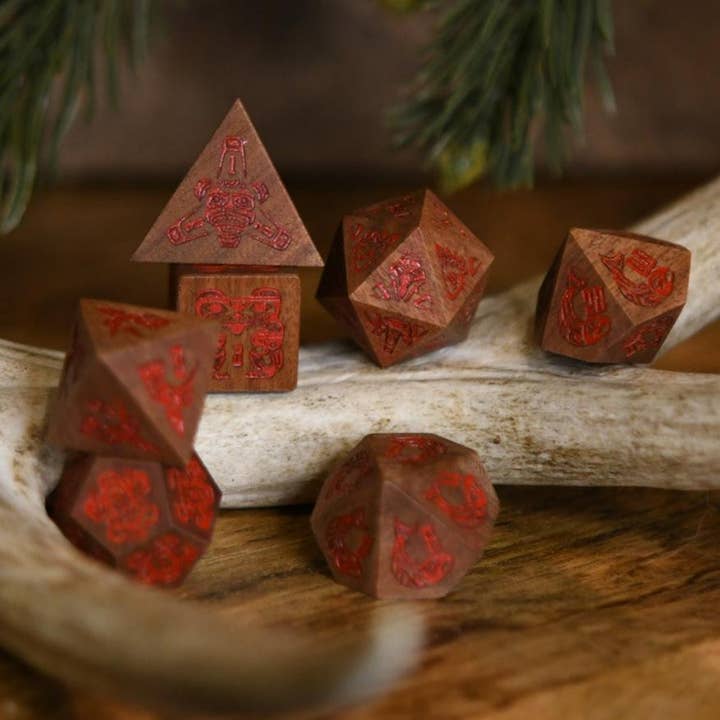 Tlingit terningesæt i cedertræ - Terninger fra hele verden kollektion for engroshandel hos Misty Mountain Gaming