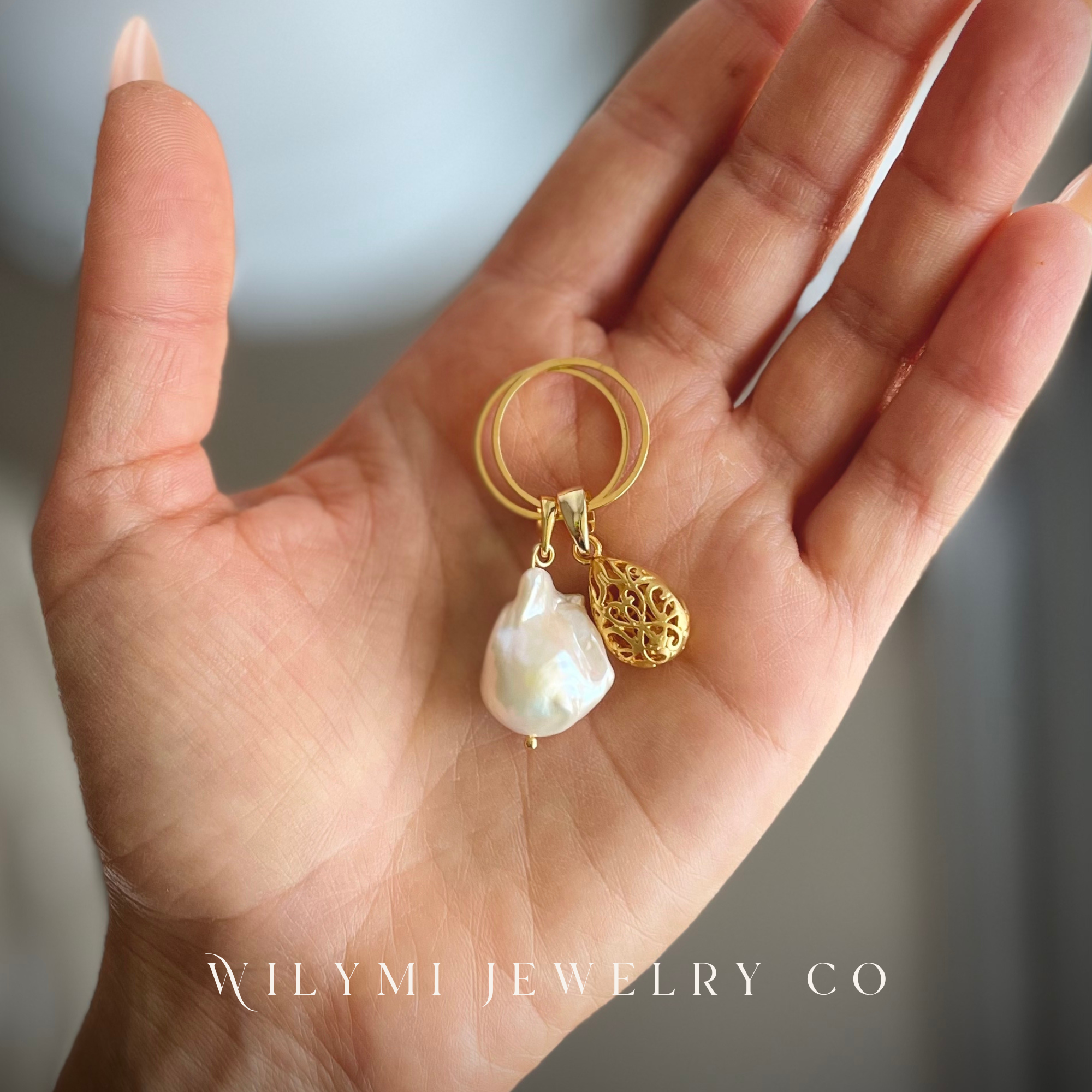 WILYMI Jewelry Co - Vente Boucles d'oreilles pendantes - Créoles baroques multifonctions CLARITY avec perles | Doré2