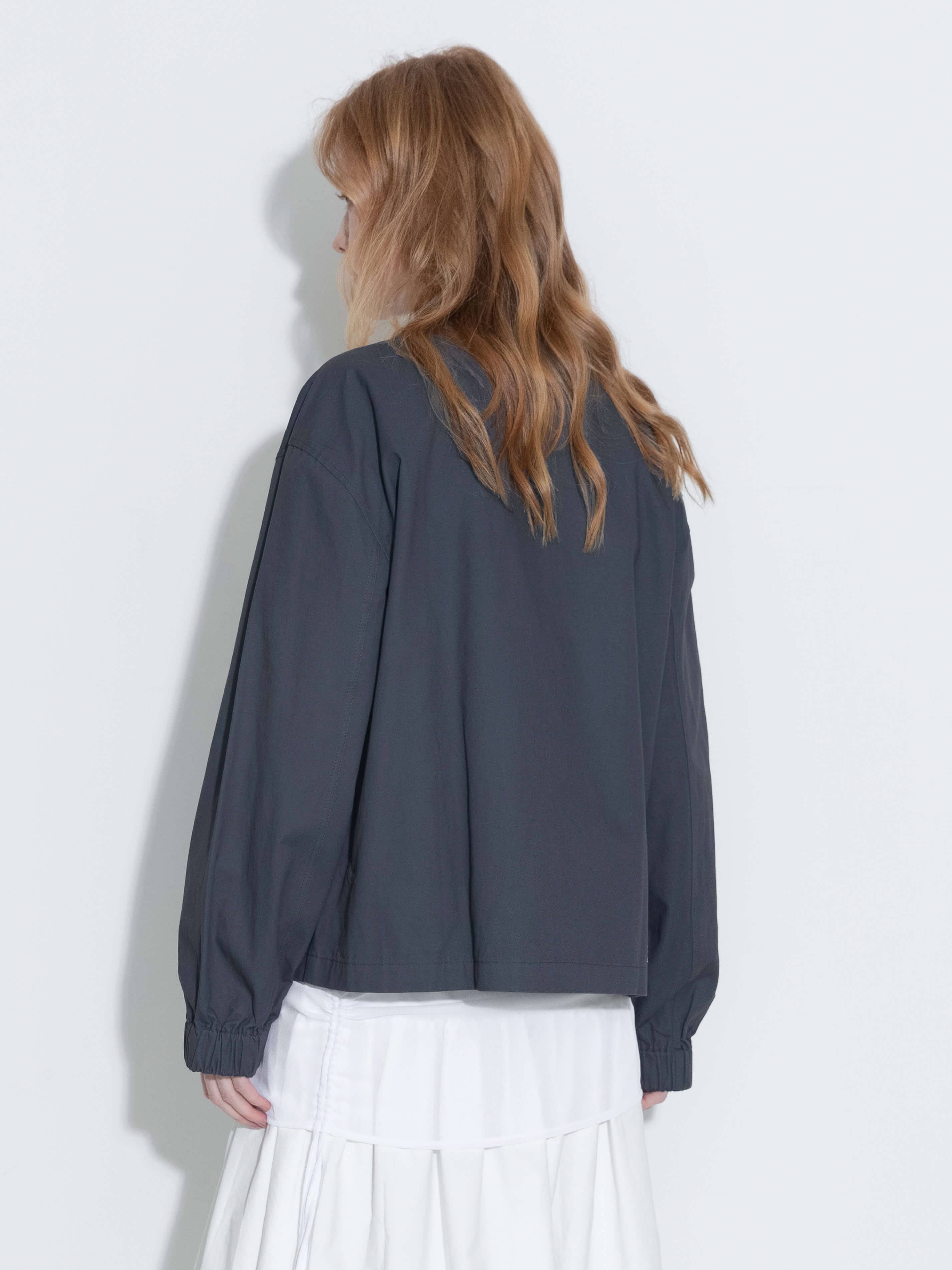 CUBIC – Engroshandel Jakke - Dame – Bomuldsjakke med flæser og lynlås samt elastiske ærmegab18