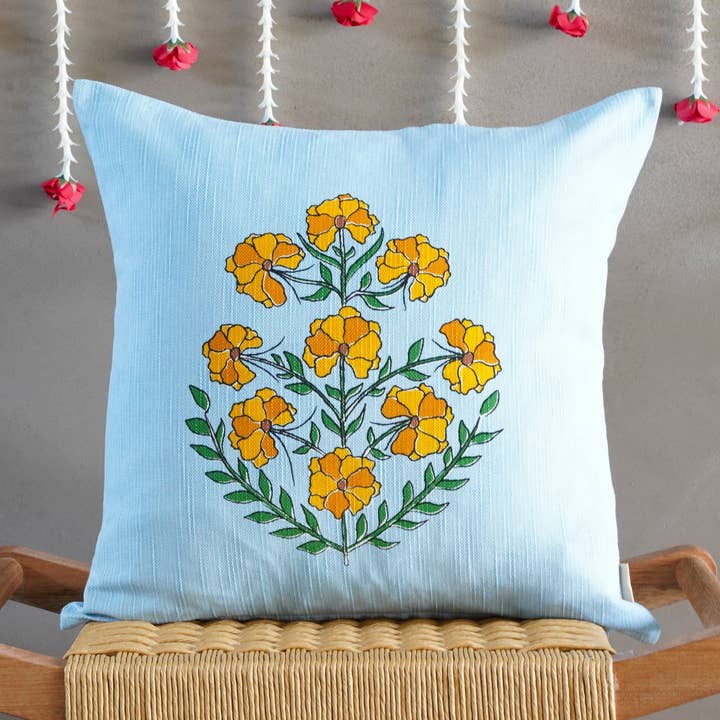 Housse de coussin Zareen Floral pour la vente par Tikauo